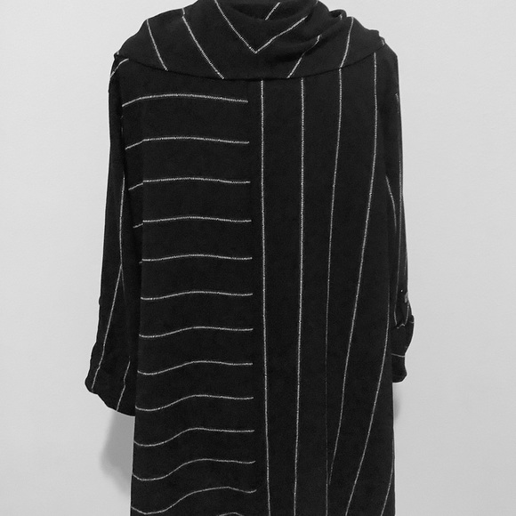 ari mills Top - Picture 3 of 9